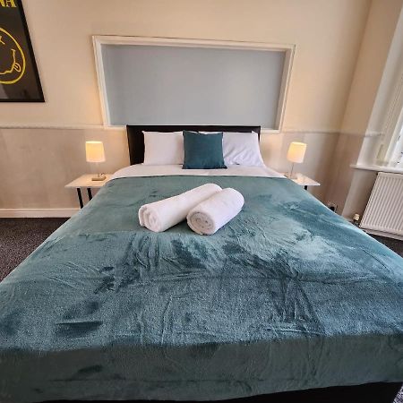 Sheldon Shared House Hotel Солихъл Екстериор снимка