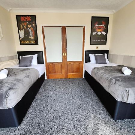 Sheldon Shared House Hotel Солихъл Екстериор снимка