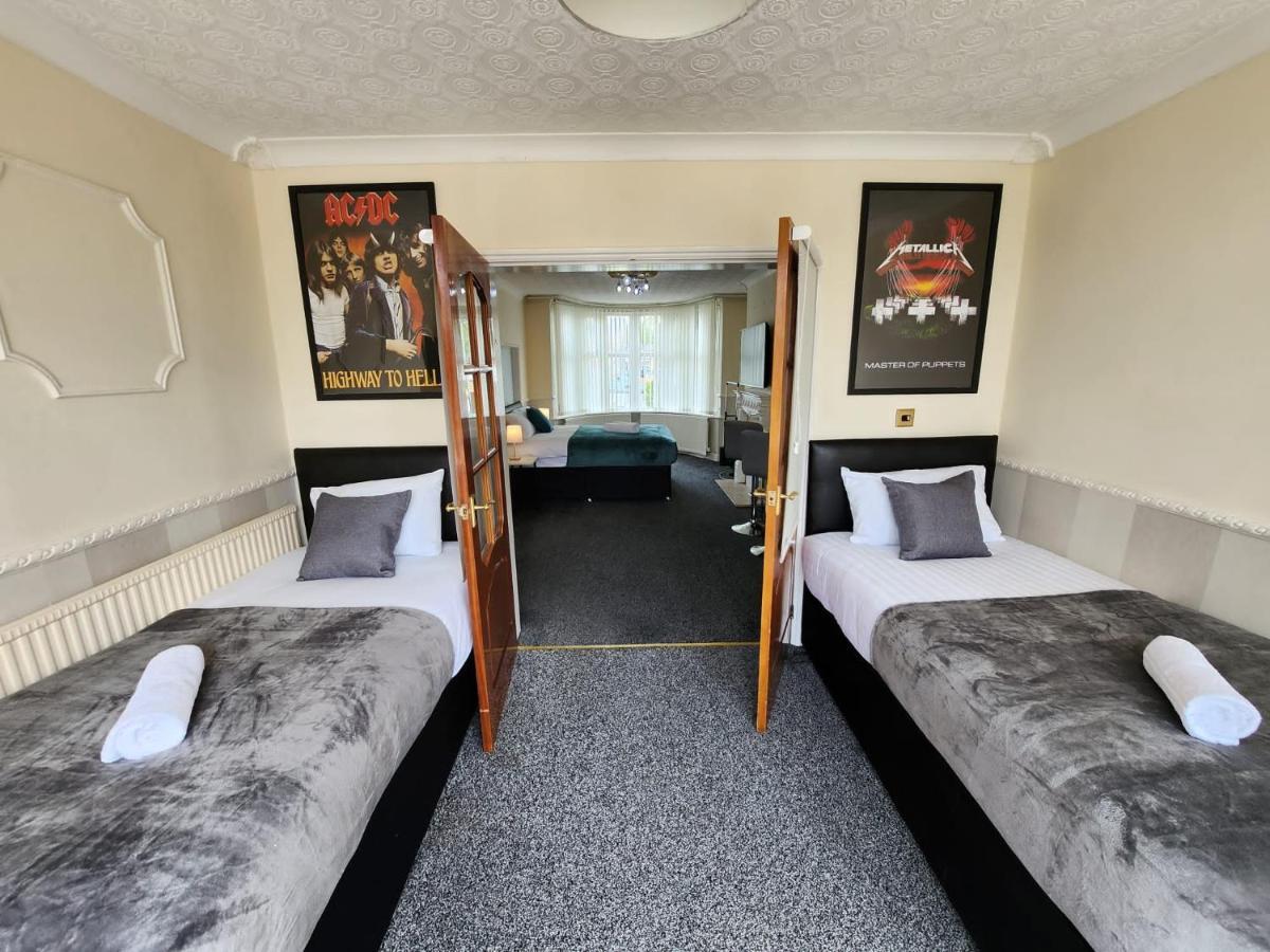 Sheldon Shared House Hotel Солихъл Екстериор снимка