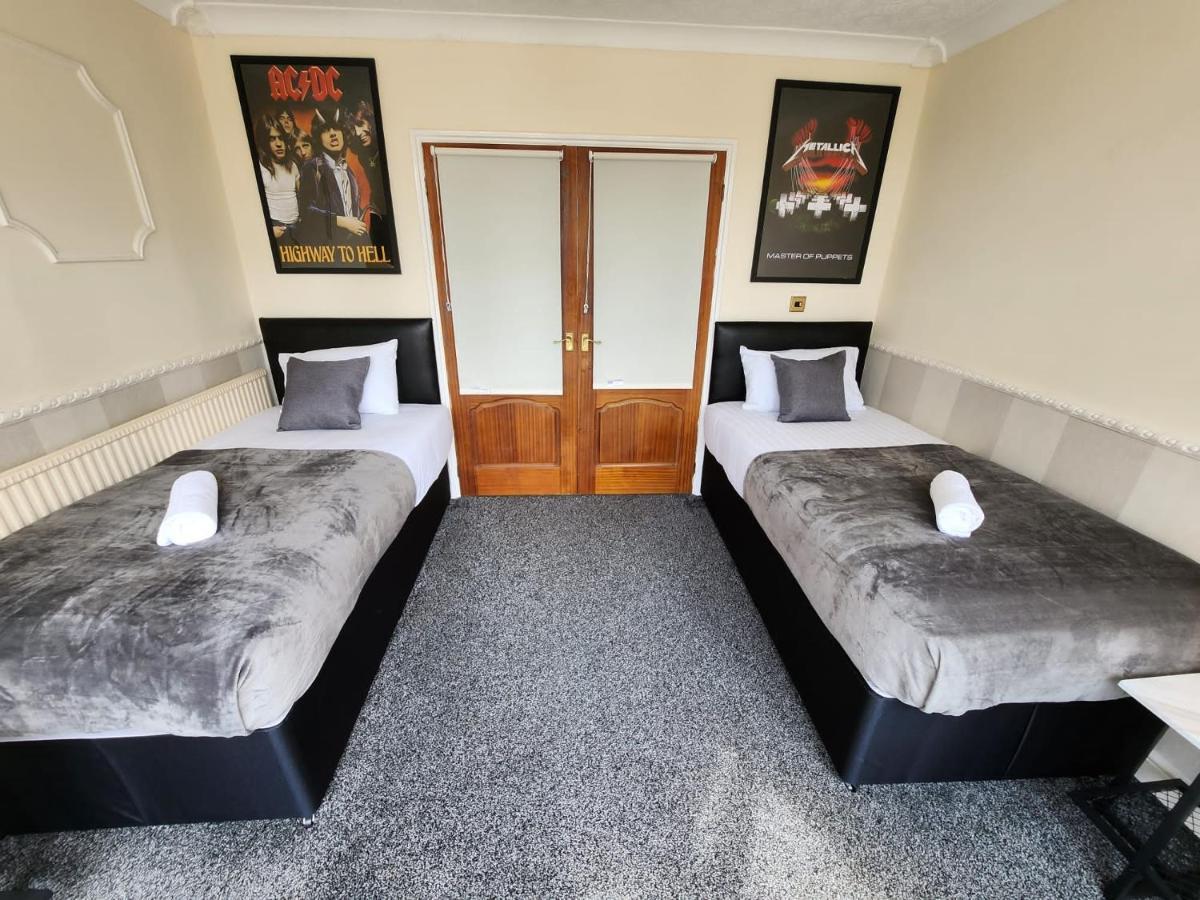 Sheldon Shared House Hotel Солихъл Екстериор снимка