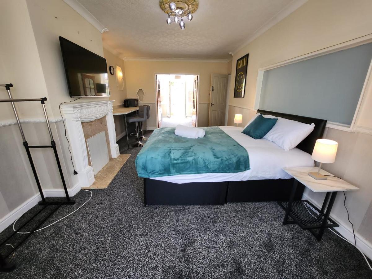Sheldon Shared House Hotel Солихъл Екстериор снимка