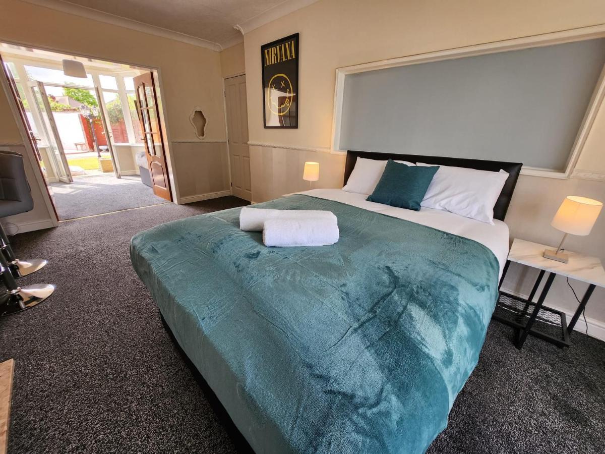 Sheldon Shared House Hotel Солихъл Екстериор снимка