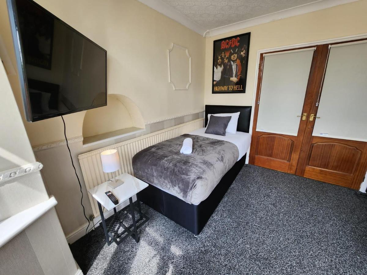 Sheldon Shared House Hotel Солихъл Екстериор снимка