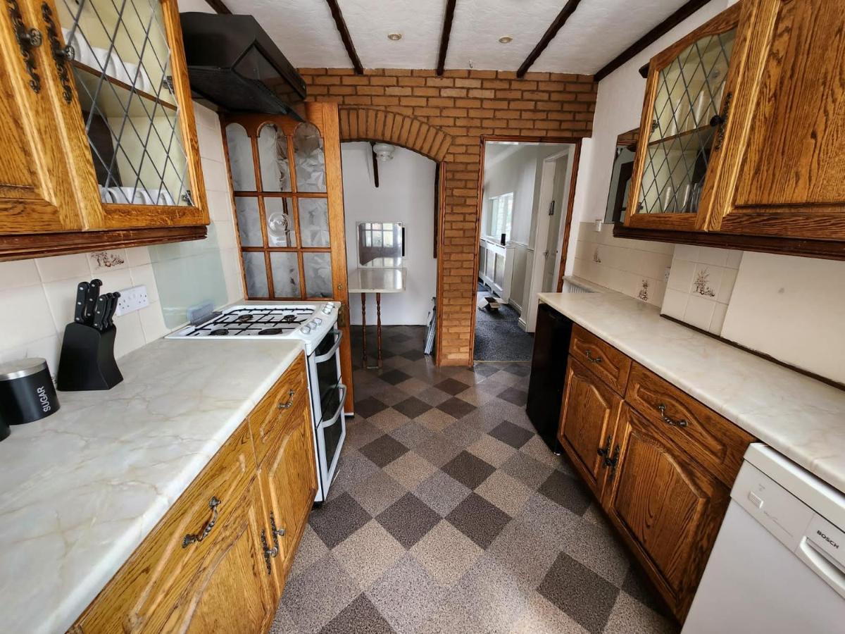 Sheldon Shared House Hotel Солихъл Екстериор снимка