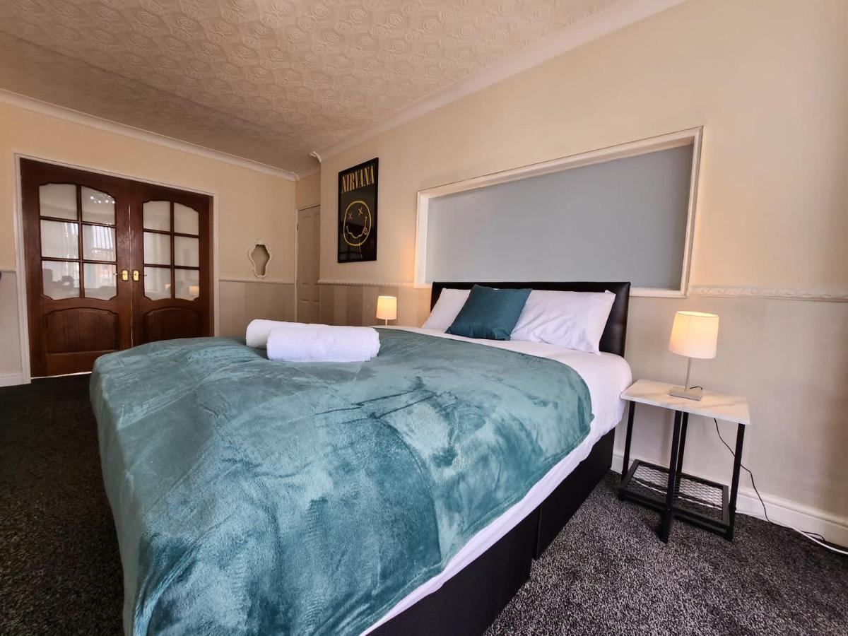 Sheldon Shared House Hotel Солихъл Екстериор снимка