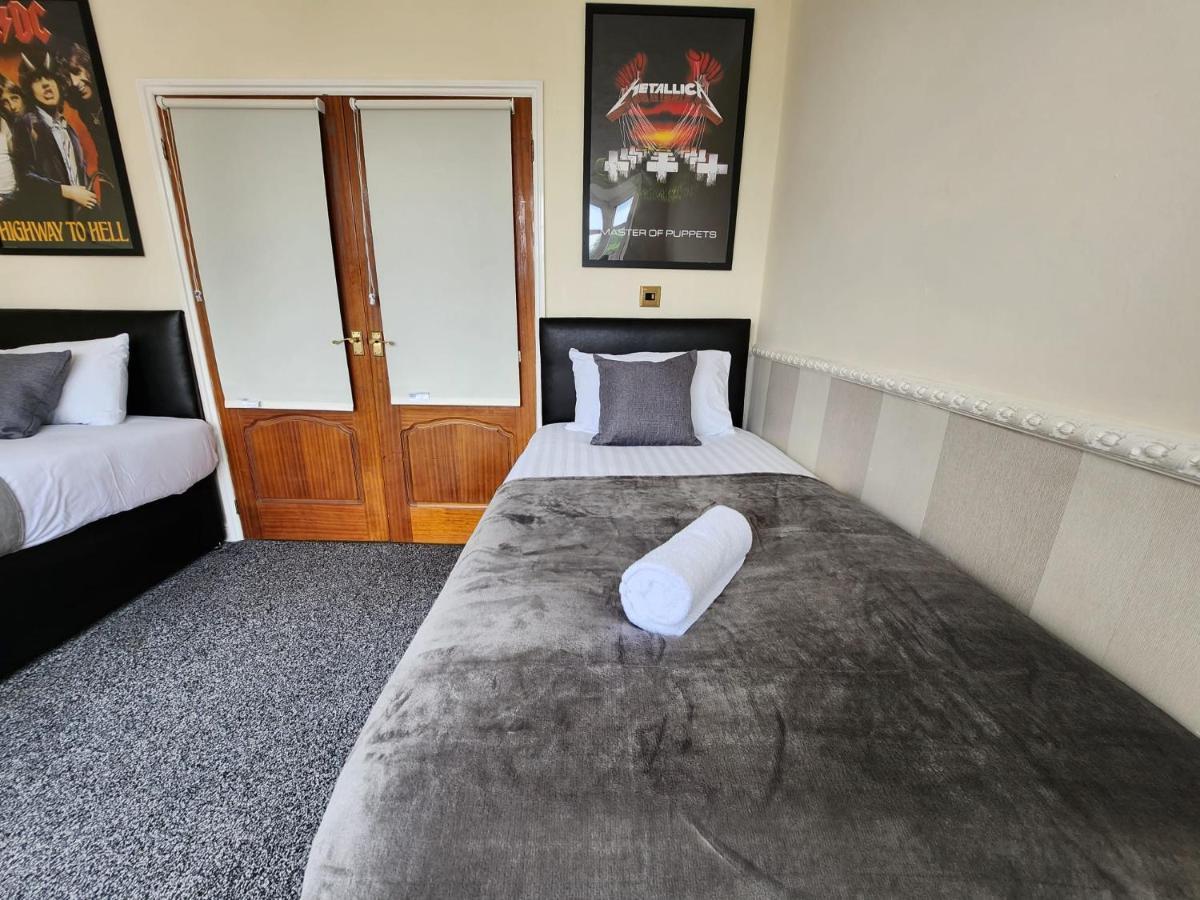 Sheldon Shared House Hotel Солихъл Екстериор снимка