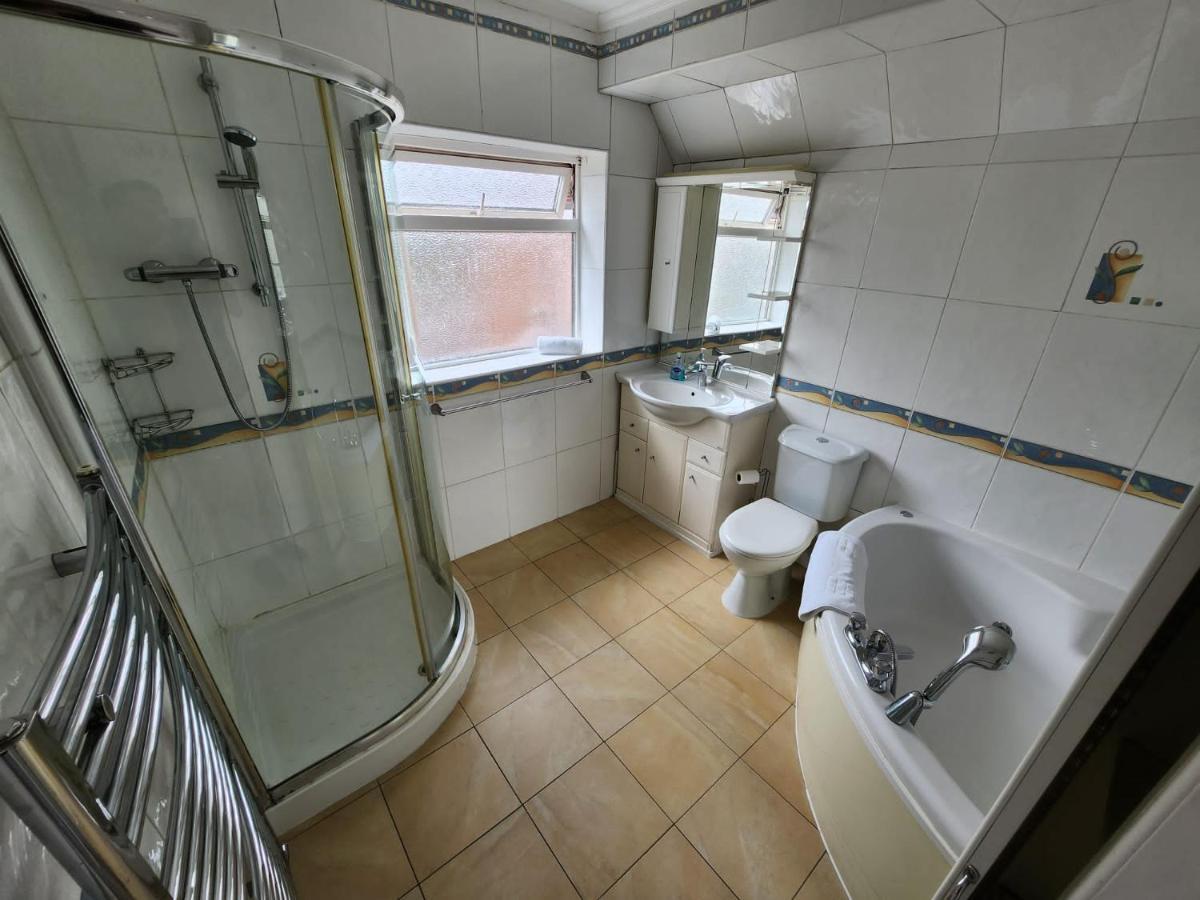 Sheldon Shared House Hotel Солихъл Екстериор снимка