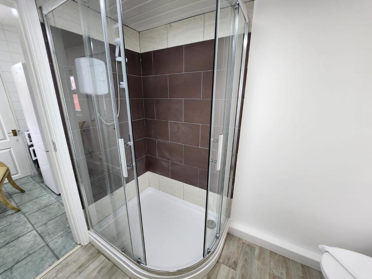 Sheldon Shared House Hotel Солихъл Екстериор снимка