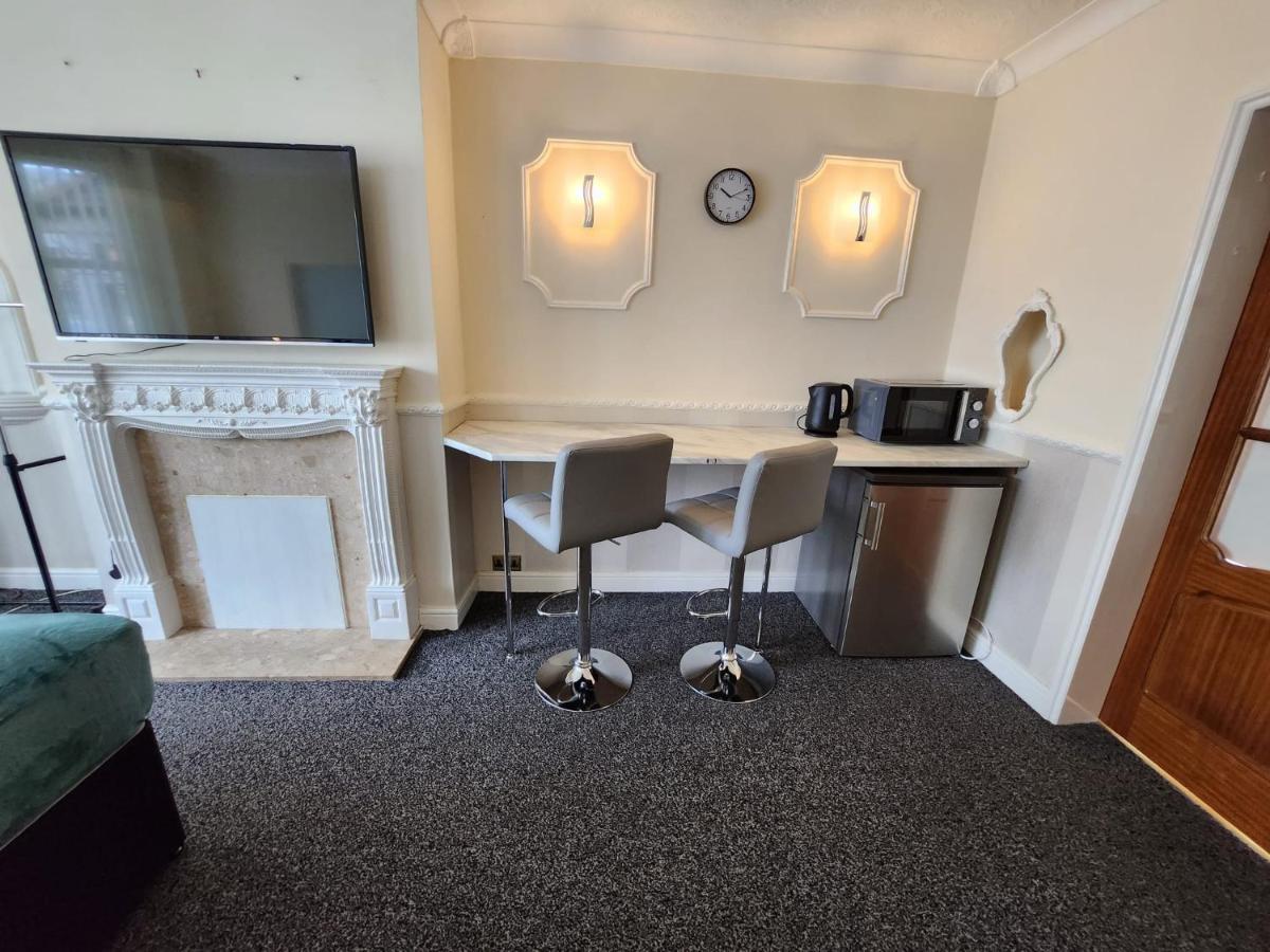 Sheldon Shared House Hotel Солихъл Екстериор снимка