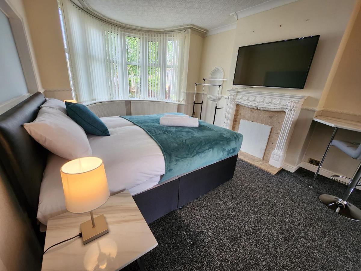 Sheldon Shared House Hotel Солихъл Екстериор снимка