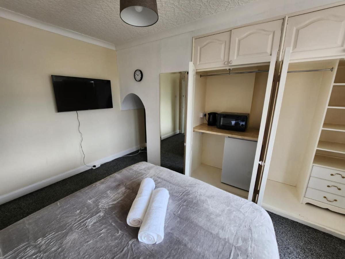 Sheldon Shared House Hotel Солихъл Екстериор снимка