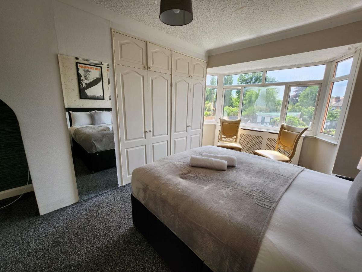 Sheldon Shared House Hotel Солихъл Екстериор снимка