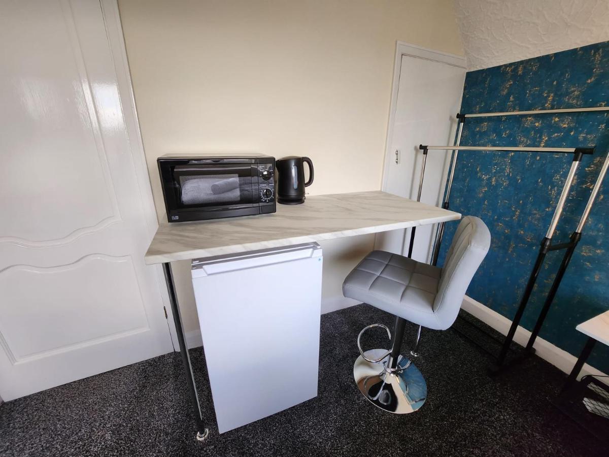Sheldon Shared House Hotel Солихъл Екстериор снимка