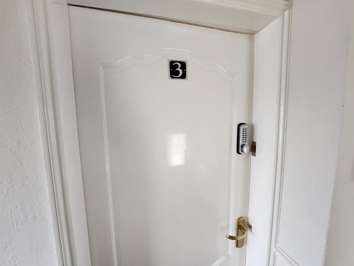 Sheldon Shared House Hotel Солихъл Екстериор снимка