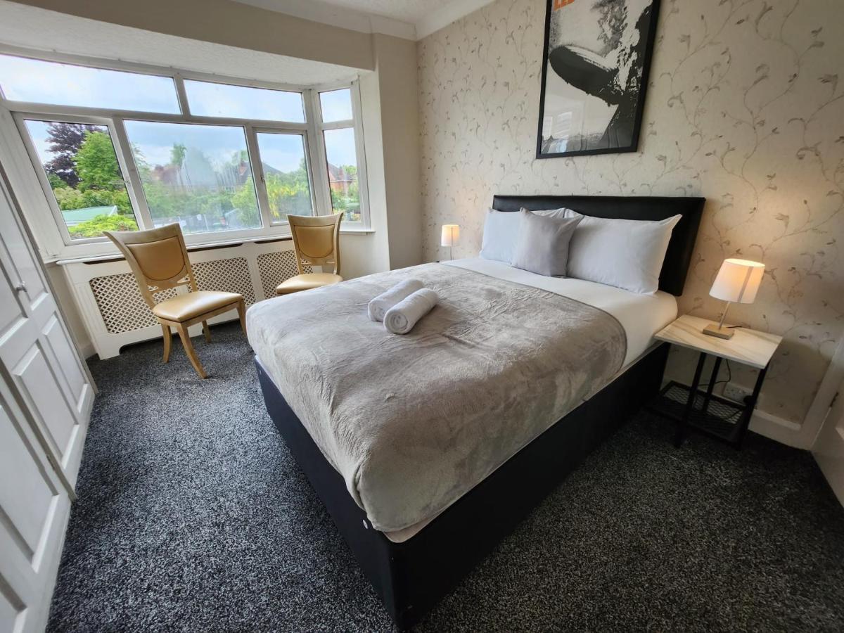Sheldon Shared House Hotel Солихъл Екстериор снимка