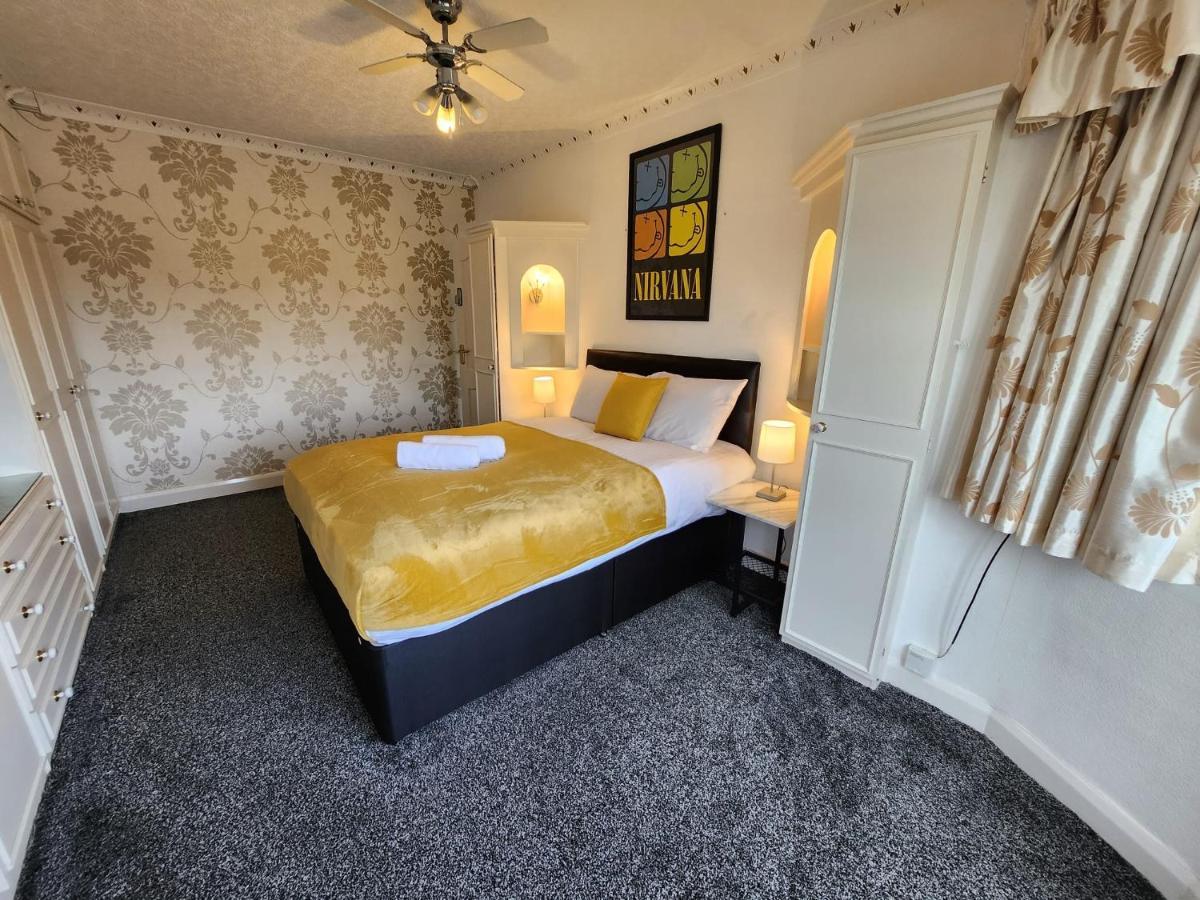 Sheldon Shared House Hotel Солихъл Екстериор снимка