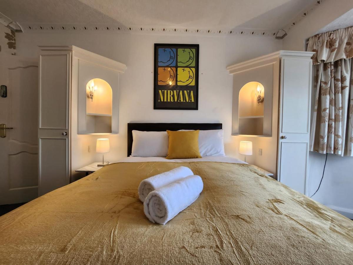 Sheldon Shared House Hotel Солихъл Екстериор снимка