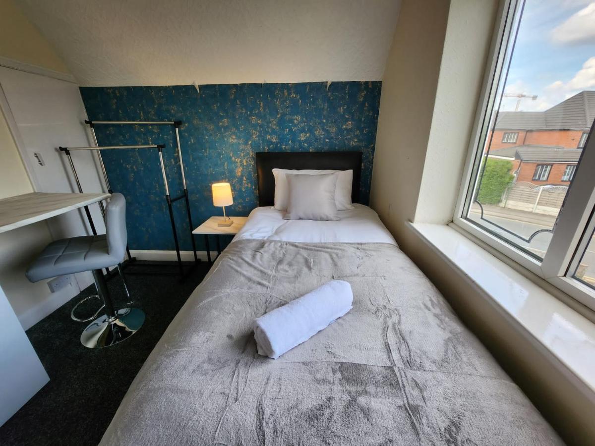 Sheldon Shared House Hotel Солихъл Екстериор снимка